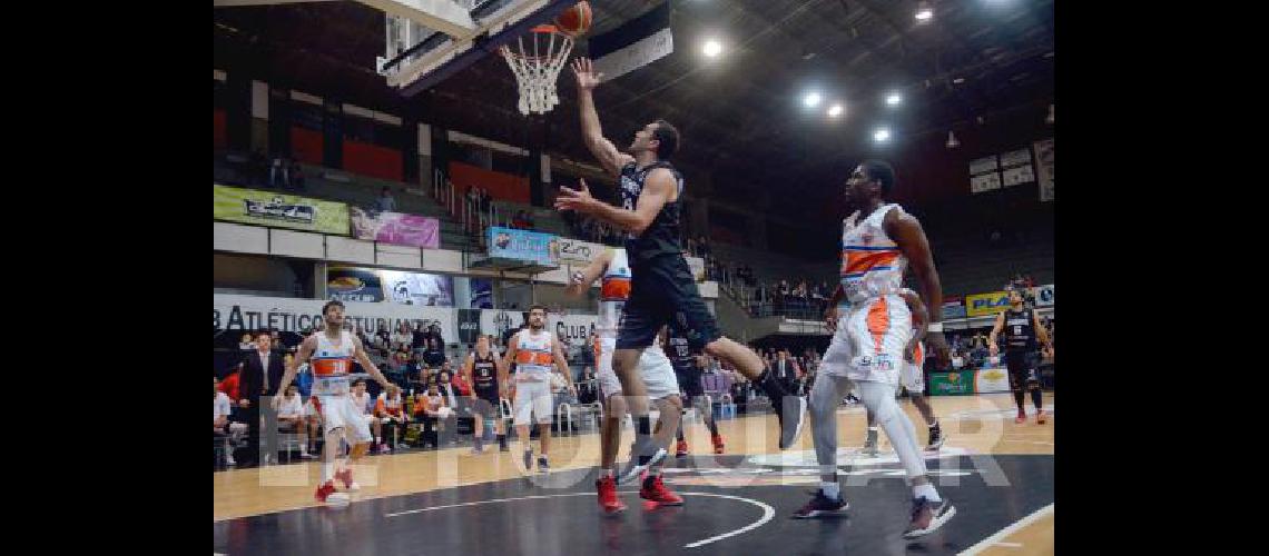 El cordobÃ©s Santiago Arese capitÃn del Bata fue la gran figura anoche ante los mendocinos en el Maxigimnasio 