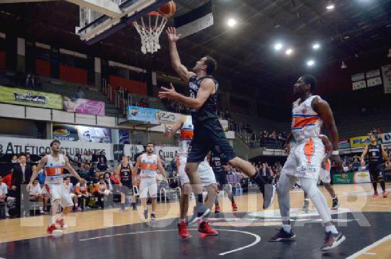 El cordobÃ©s Santiago Arese capitÃn del Bata fue la gran figura anoche ante los mendocinos en el Maxigimnasio 