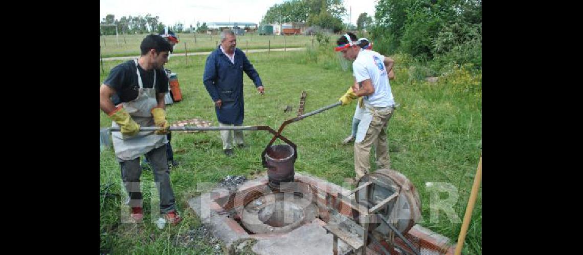 Los alumnos realizan tareas de colado usando previo el horno de fundiciÃ³n 