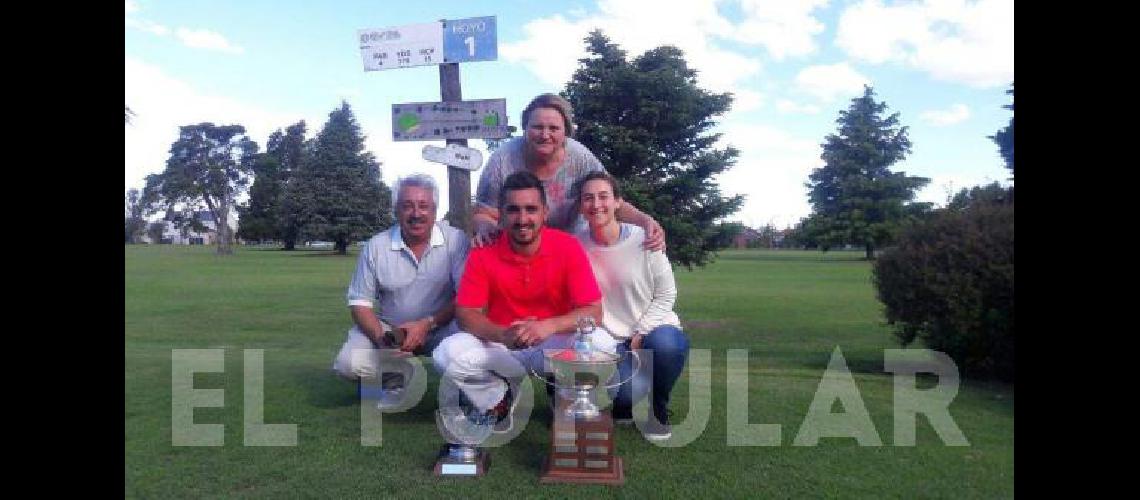 Juan Manuel GarcÃ­a Pinto acompaÃ±ado por su familia y los trofeos tras ganar el campeonato 