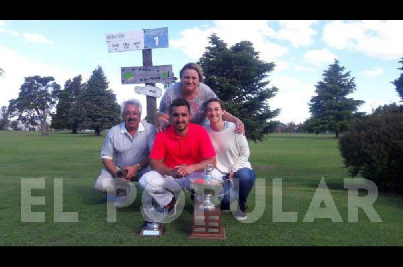 Juan Manuel GarcÃ­a Pinto acompaÃ±ado por su familia y los trofeos tras ganar el campeonato 