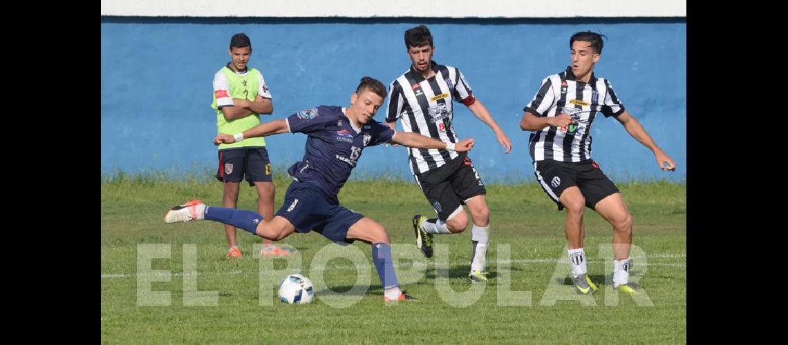 Racing va por la primera ventaja ante su gente