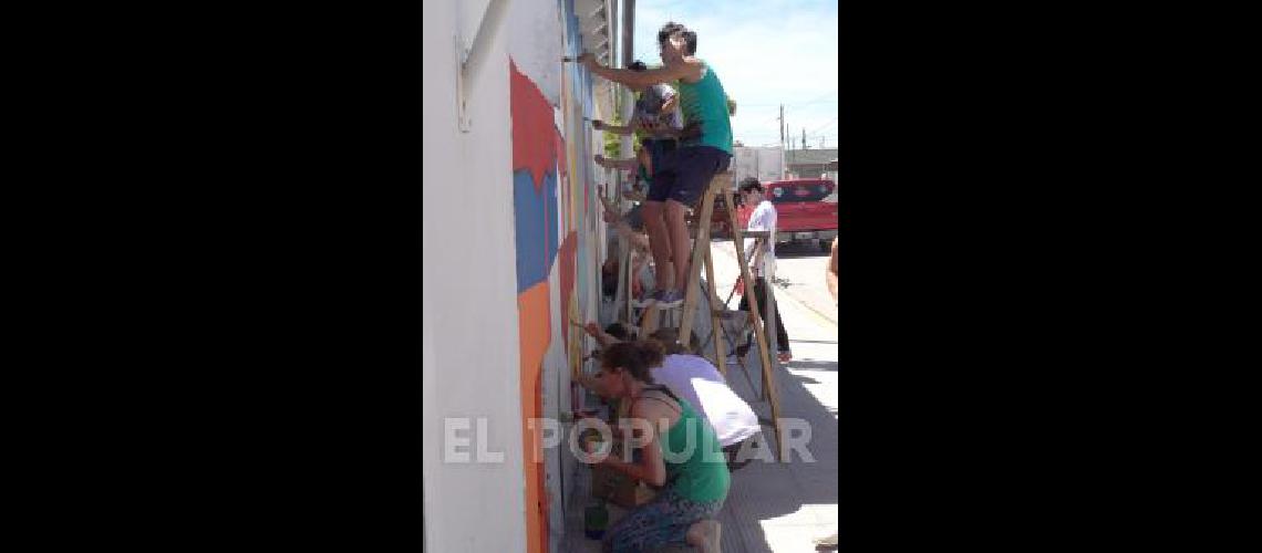 Es muy lindo trabajar en la pared porque te hace compartir con otros