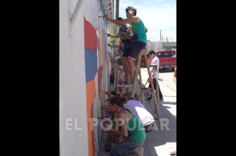 Es muy lindo trabajar en la pared porque te hace compartir con otros