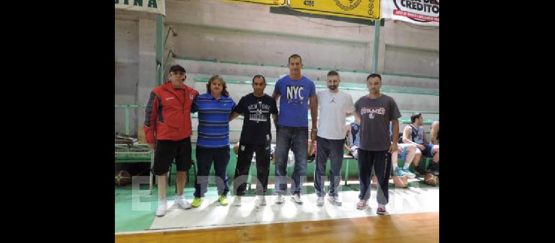 HÃ©ctor Burghini con Miguel Chami (presidente FBPBA) y Luciano Yaman (comisionado FIBA de Ãrbitros) 