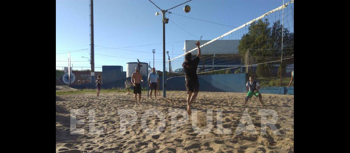 Comenzoacute el beach voley en Racing