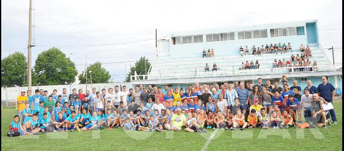 El grupo que participÃ³ el pasado sÃbado del tradicional evento de cierre de aÃ±o que reÃºne a los futboleros de la ciudad 