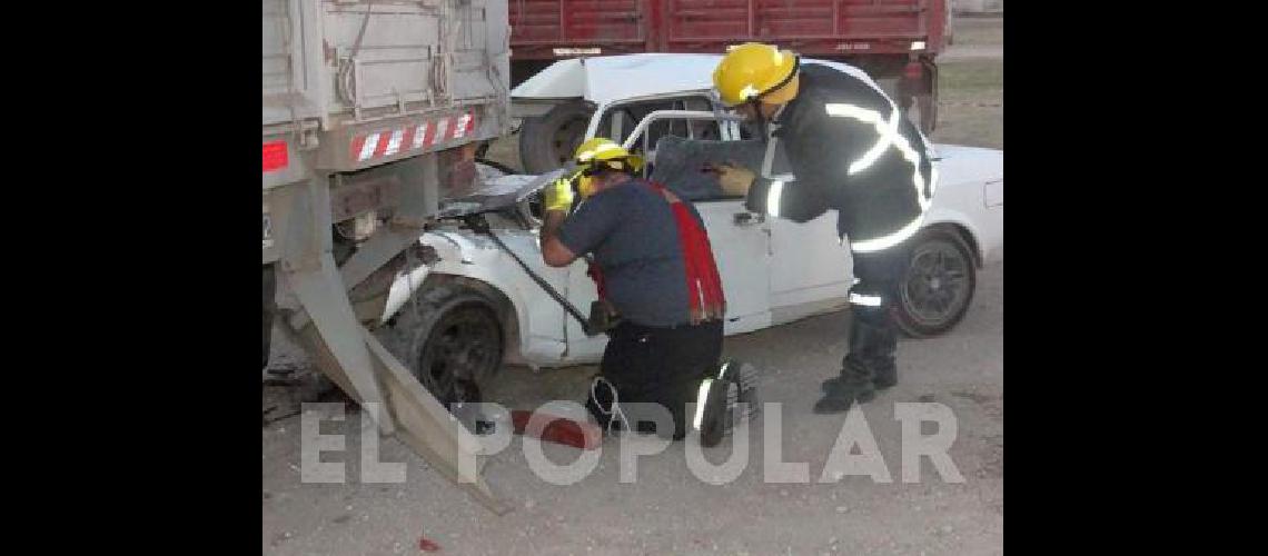 Tras el choque los bomberos debieron retirar a un joven de 25 aÃ±os que habÃ­a quedado atrapado en el auto 