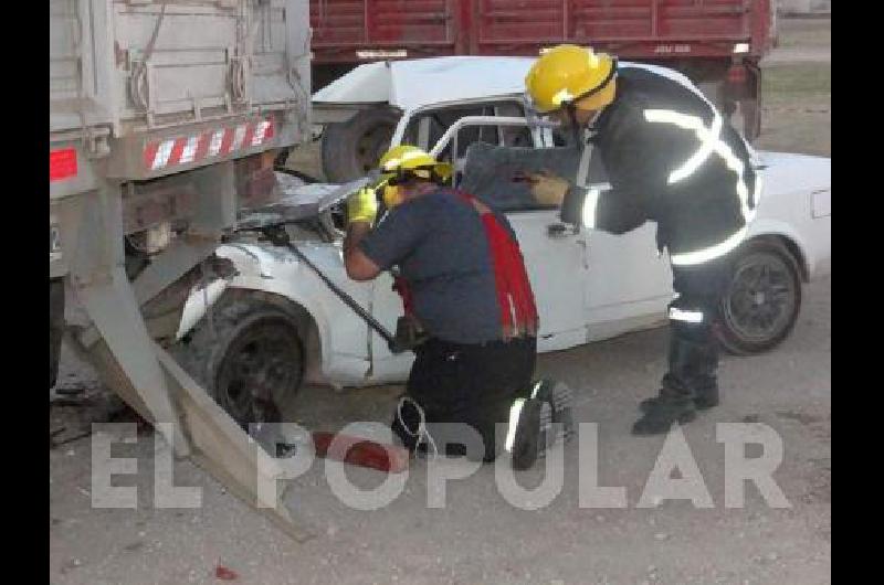 Tras el choque los bomberos debieron retirar a un joven de 25 aÃ±os que habÃ­a quedado atrapado en el auto 