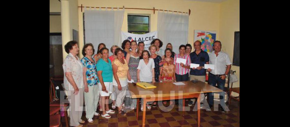 Directivos y ganadores de la rifa anual de LALCEC 