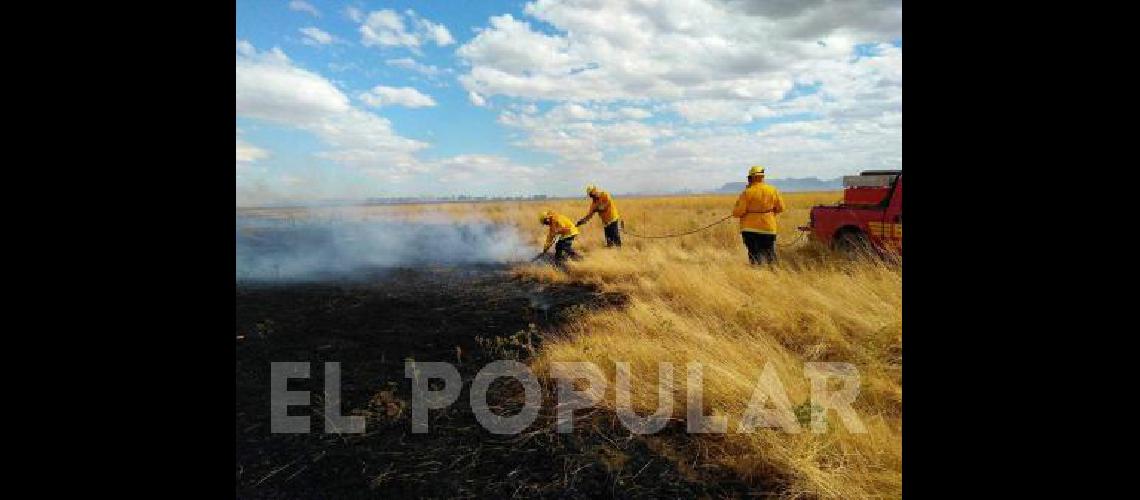 Los bomberos locales y de La Madrid trabajaron hasta las 21 