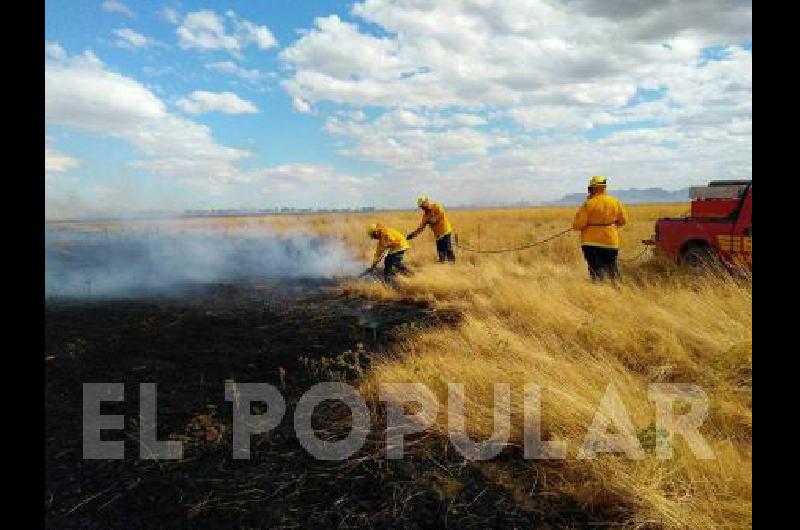 Los bomberos locales y de La Madrid trabajaron hasta las 21 