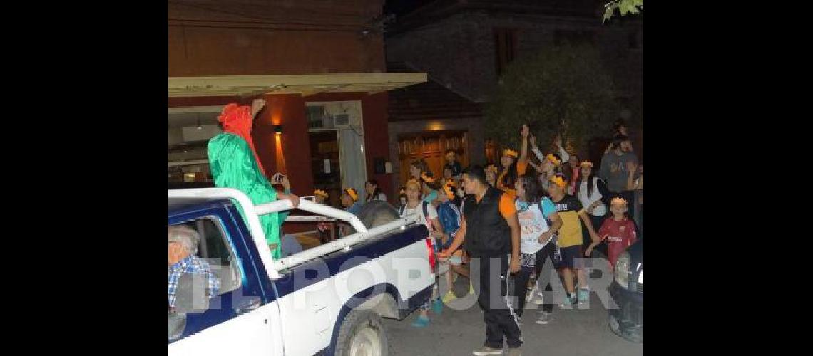 JÃ³venes misioneros visitaron La Madrid y organizaron una procesiÃ³n para representar la llegada de los Reyes Magos 