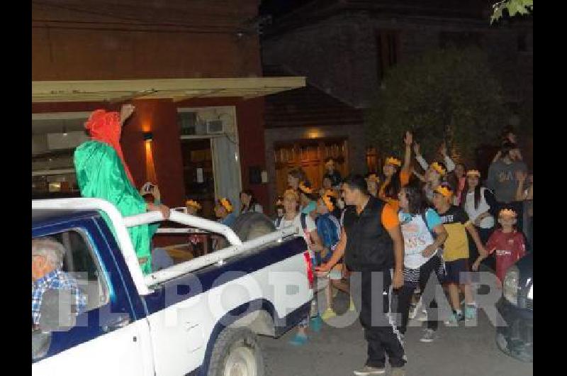 JÃ³venes misioneros visitaron La Madrid y organizaron una procesiÃ³n para representar la llegada de los Reyes Magos 