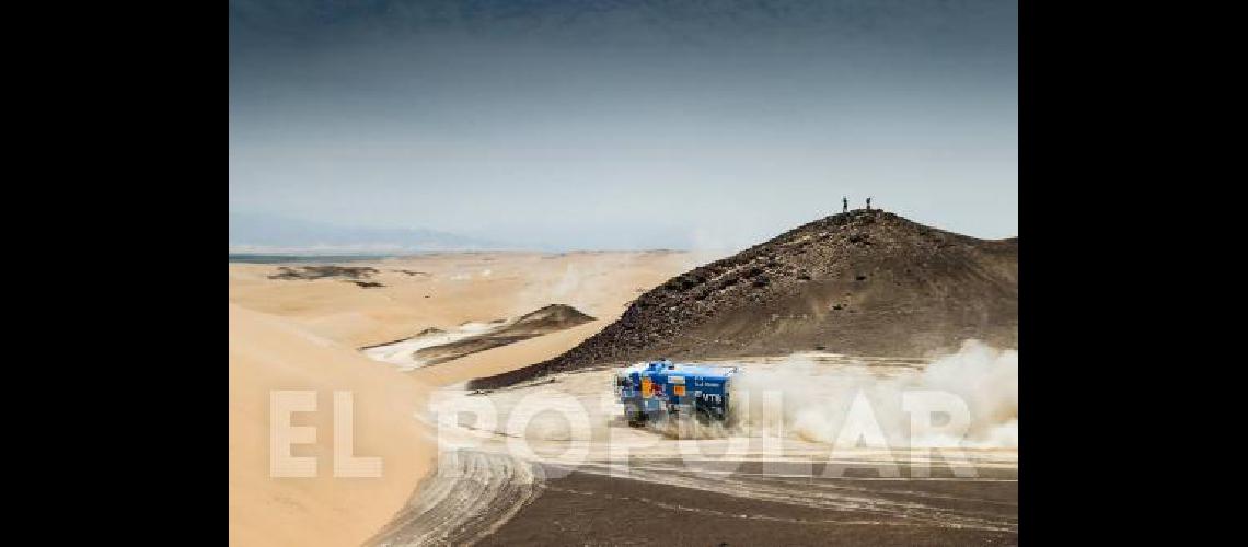 La postal de Pisco-Pisco- el desierto con uno de los monstruos del camino 