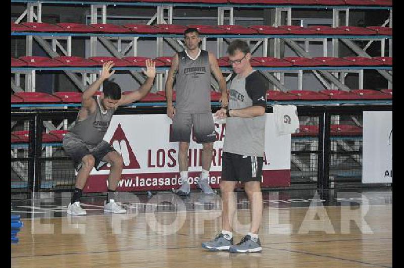 Estudiantes tendrÃ esta noche su primera presentaciÃ³n al mando del director tÃ©cnico paranaense Juan JosÃ© Siemienczuk 