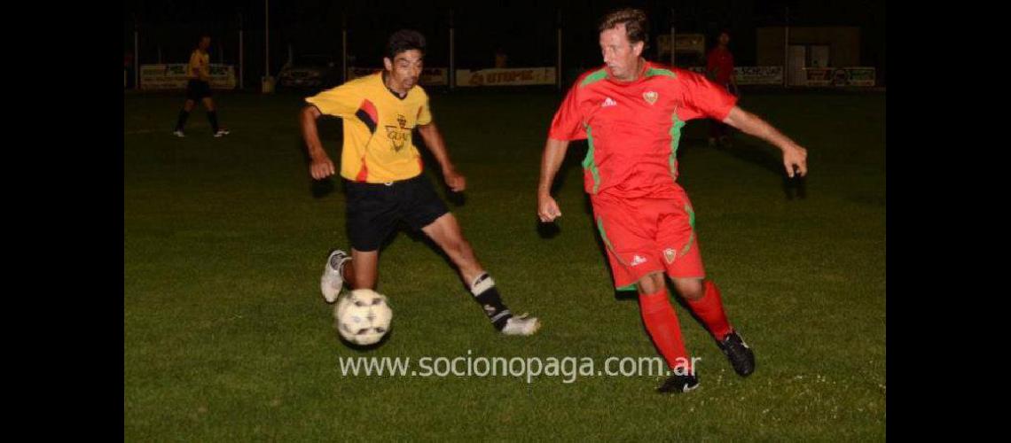 Fallecioacute un futbolista <br>en Coronel Suaacuterez