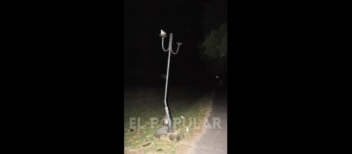 La pick-up rozÃ³ una columna de iluminaciÃ³n de la ciclovÃ­a 