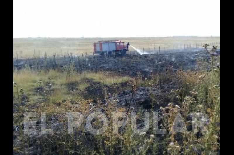 Los Bomberos de La Madrid trabajaron en un incendio de campo 