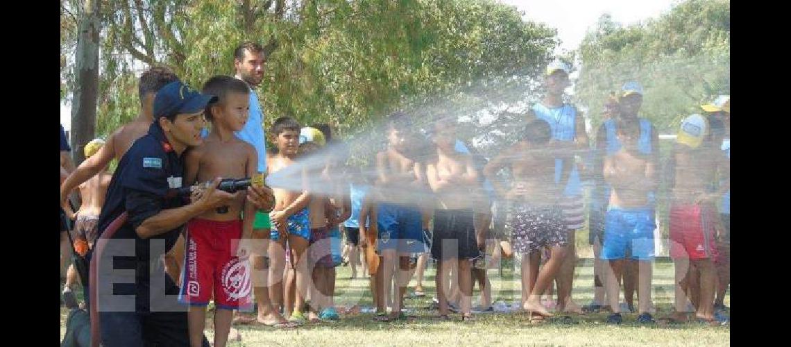 Los Bomberos Voluntarios de La Madrid brindaron una charla a los pequeÃ±os que concurren a la colonia de vacaciones Al Agua Pato 