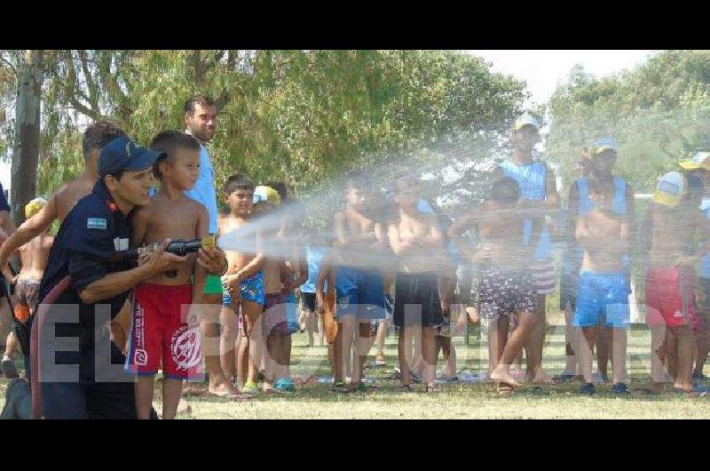 Los Bomberos Voluntarios de La Madrid brindaron una charla a los pequeÃ±os que concurren a la colonia de vacaciones Al Agua Pato 