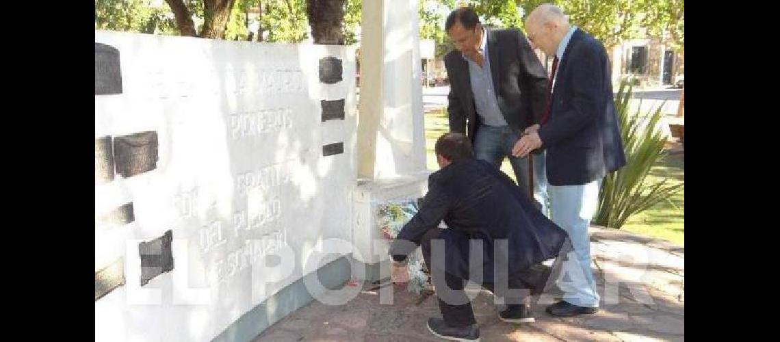 Como parte de los festejos se colocaron ofrendas florales 