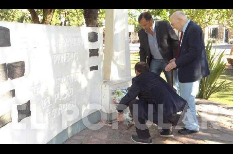 Como parte de los festejos se colocaron ofrendas florales 