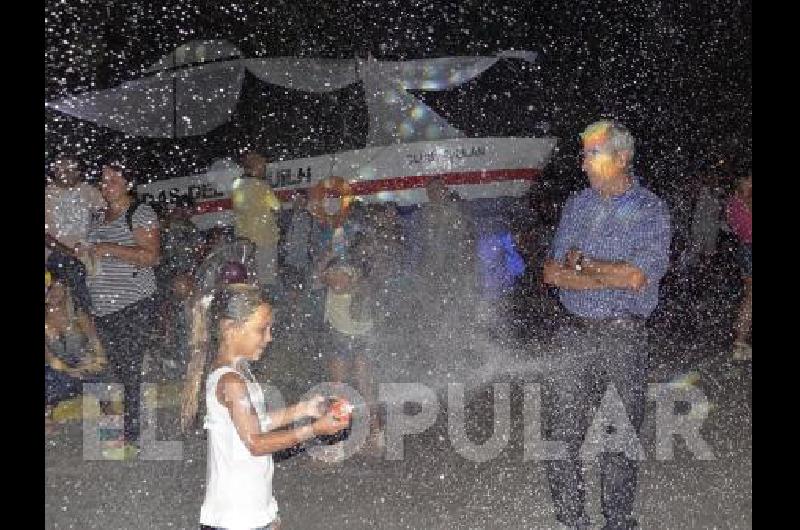 Una multitud participÃ³ de la tradicional fiesta sobre la avenida Alem 