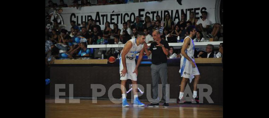 El DT de la Argentina Sergio Santos HernÃndez dÃndole indicaciones al gran capitÃn del equipo el ala pivote Luis Scola 