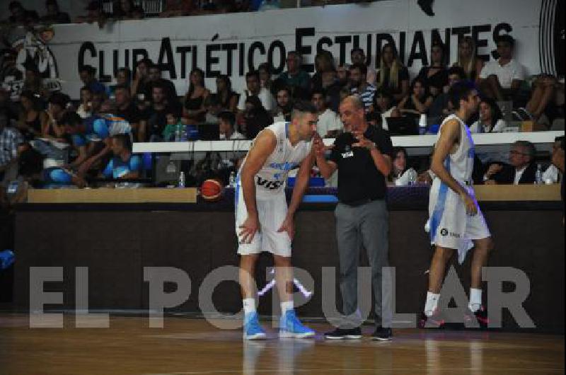 El DT de la Argentina Sergio Santos HernÃndez dÃndole indicaciones al gran capitÃn del equipo el ala pivote Luis Scola 