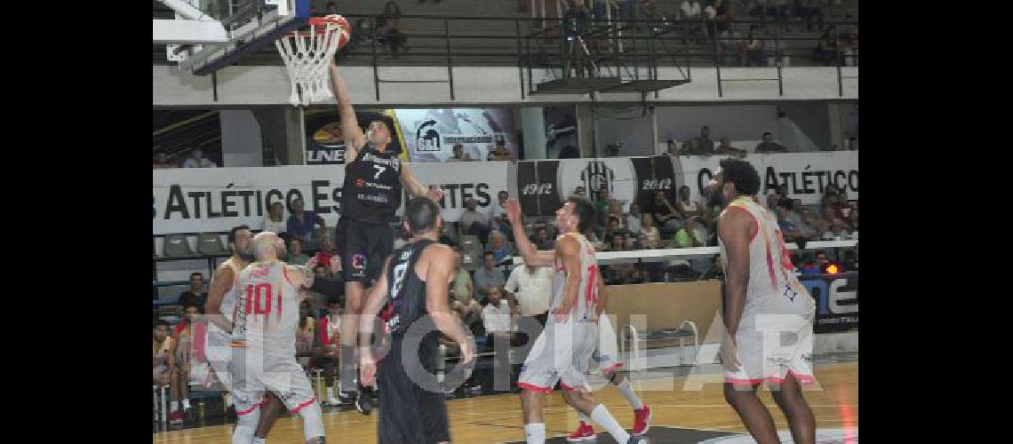 Estudiantes pudo derrotar anoche a los neuquinos en un final cerrado tras tener una gran ventaja de 21 puntos 