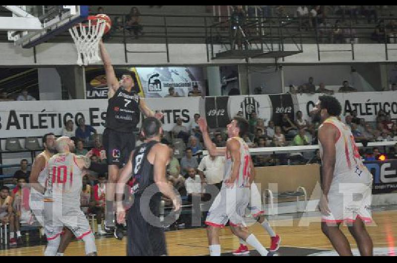 Estudiantes pudo derrotar anoche a los neuquinos en un final cerrado tras tener una gran ventaja de 21 puntos 