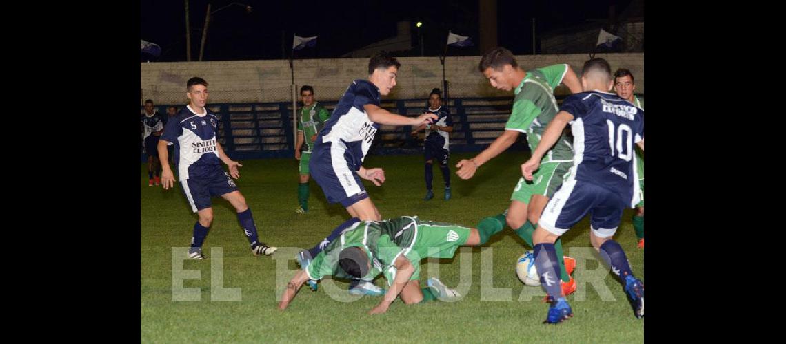 Atleacutetico Hinojo ganoacute en el inicio