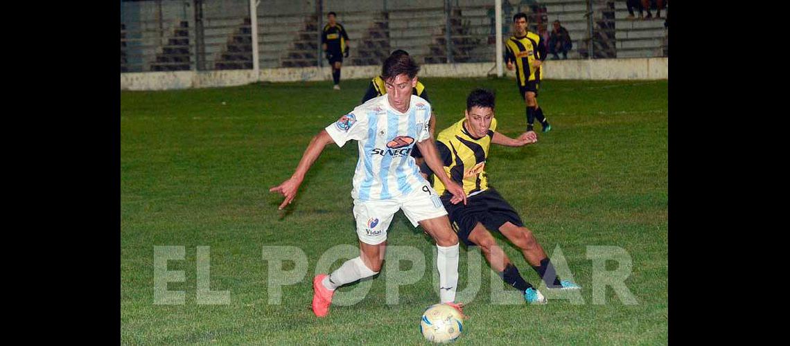 Ferro arrancoacute el torneo con una goleada