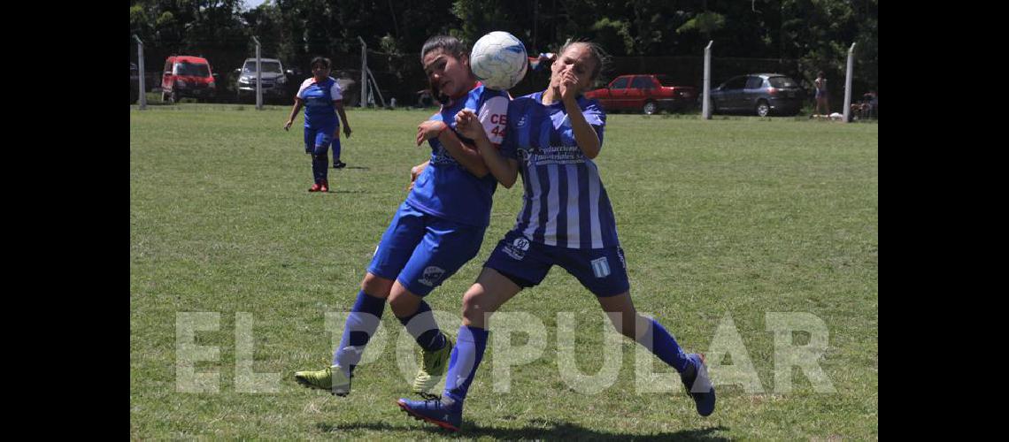 Arranca el fuacutetbol femenino