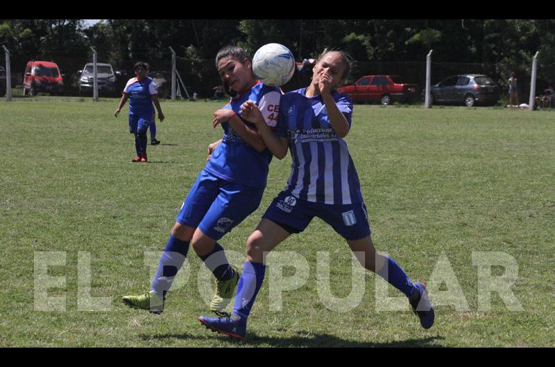 Arranca el fuacutetbol femenino