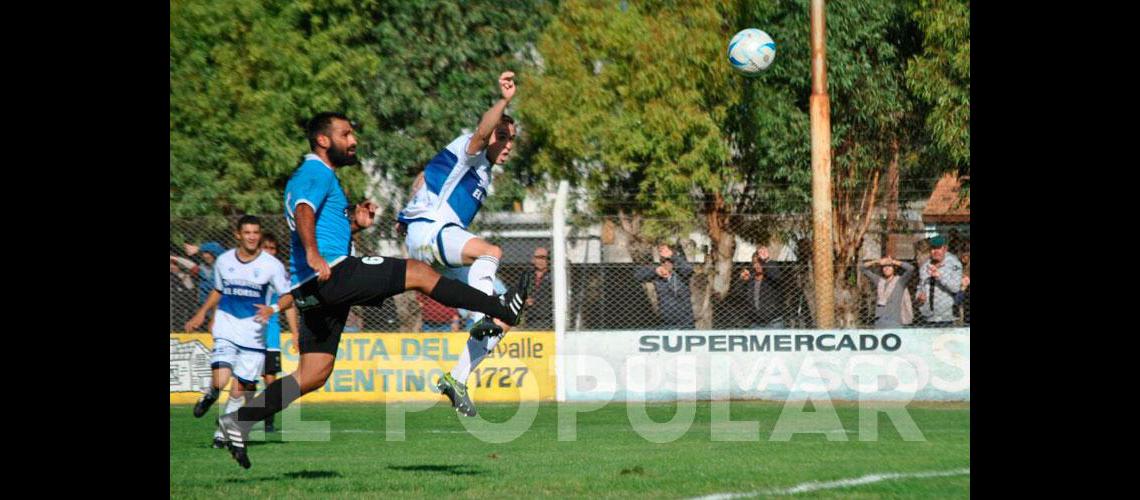 Emiliano Piecenti se anticipa a Terraza y marca su hattrick Foto- Marcelo BeltrÃ�n  Agencia Laprida