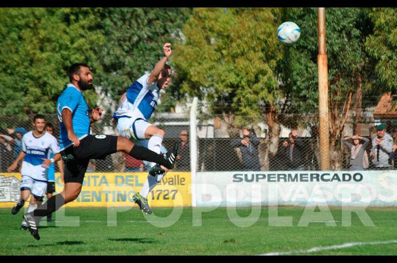 Emiliano Piecenti se anticipa a Terraza y marca su hattrick Foto- Marcelo BeltrÃ�n  Agencia Laprida