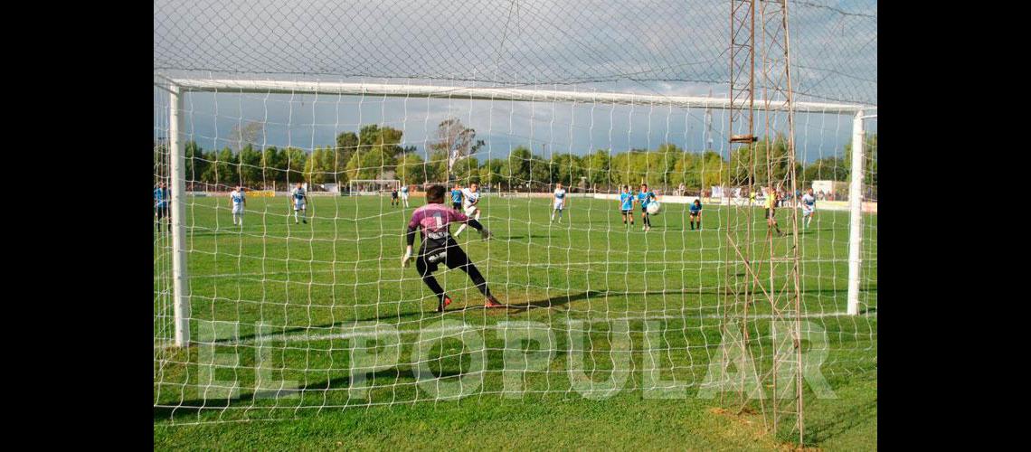 Segundo gol de penal de Emiliano Piecenti Foto- Marcelo BeltrÃ�n  Agencia Laprida