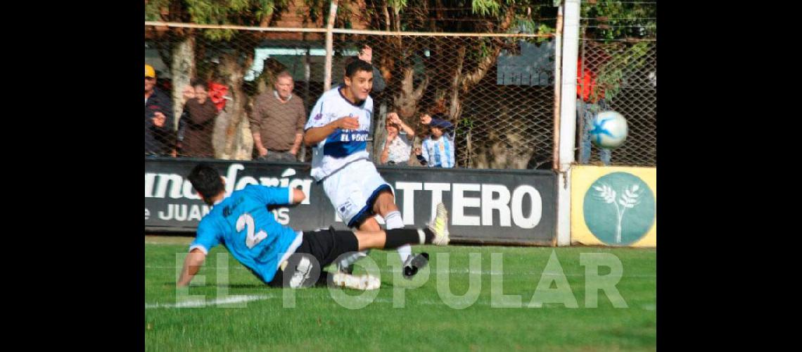 Piecenti trae la pelota de Laprida