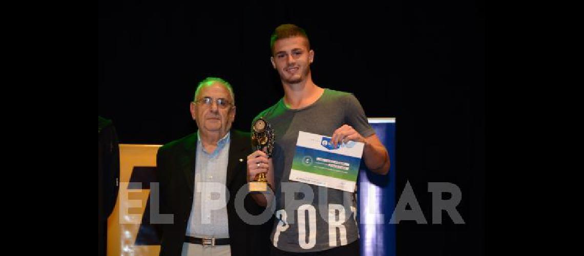 Juan Ignacio Barbieri recibiÃ³ el Olimpo Fue entregado por Oscar DurÃn (presidente LFO) 