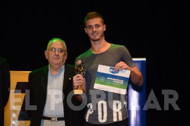 Juan Ignacio Barbieri recibiÃ³ el Olimpo Fue entregado por Oscar DurÃn (presidente LFO) 