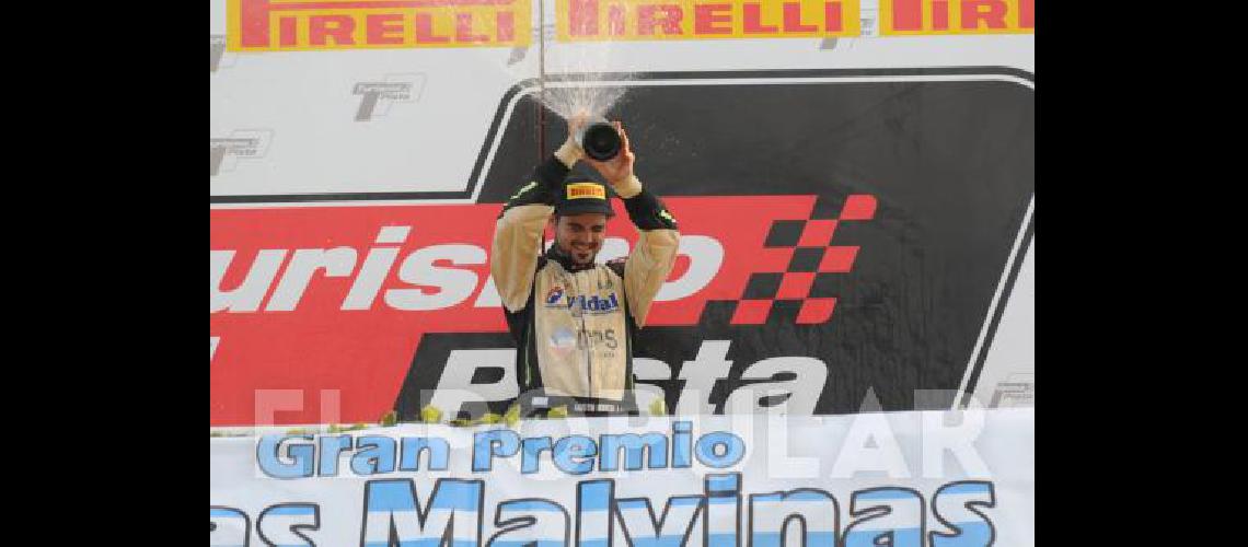 Momento esperado por Leopoldo Cirioli- destapar el champÃ�n en el podio como ganador por primera vez en la Clase 1 del Turismo Pista 