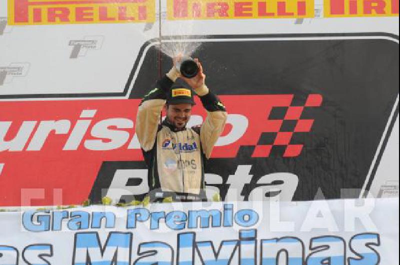 Momento esperado por Leopoldo Cirioli- destapar el champÃ�n en el podio como ganador por primera vez en la Clase 1 del Turismo Pista 