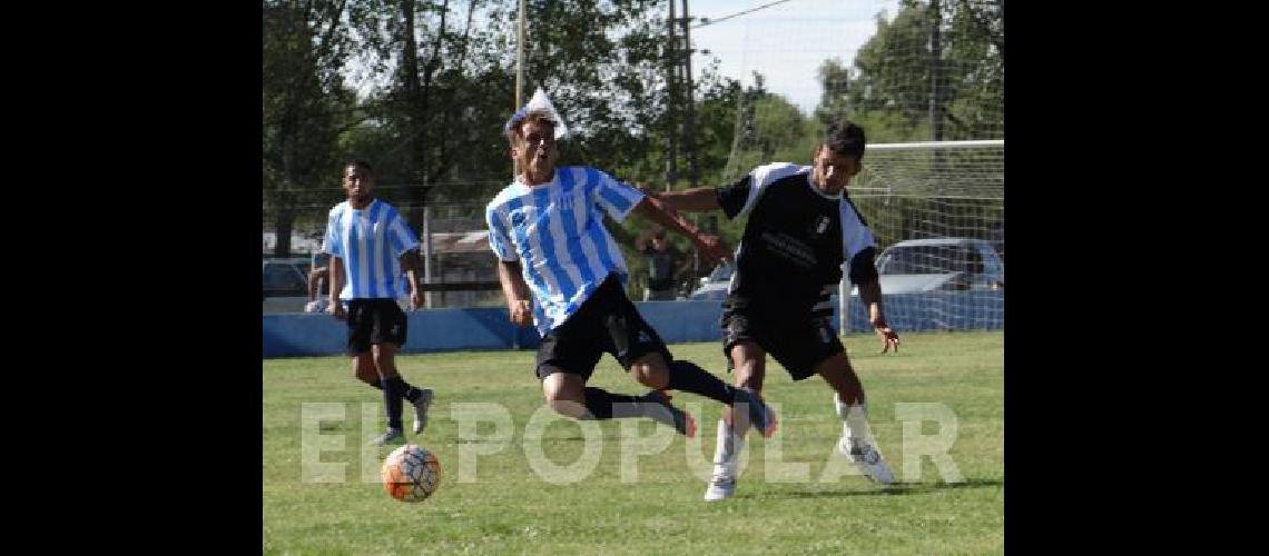 Pasaje del partido que Racing de La Madrid le ganÃ³ a su similar de LÃ­bano 