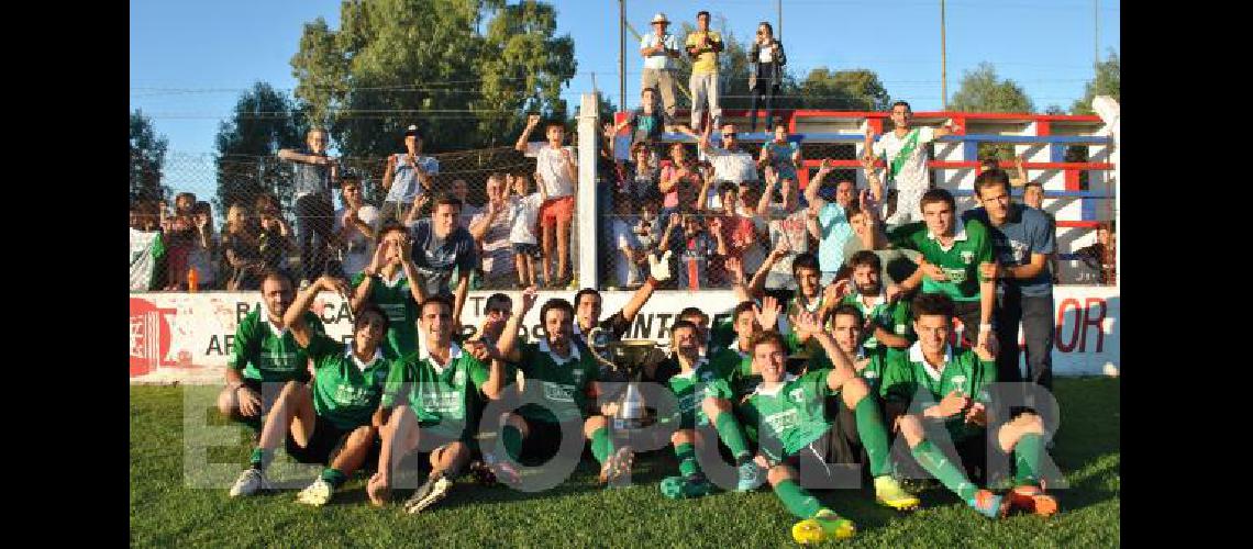 El festejo de Juventud con su gente con la Copa Laprida en manos 