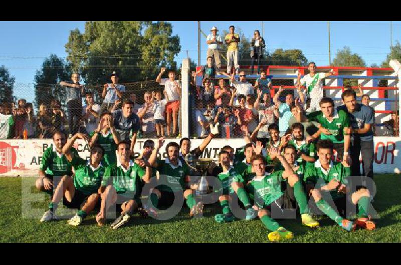 El festejo de Juventud con su gente con la Copa Laprida en manos 