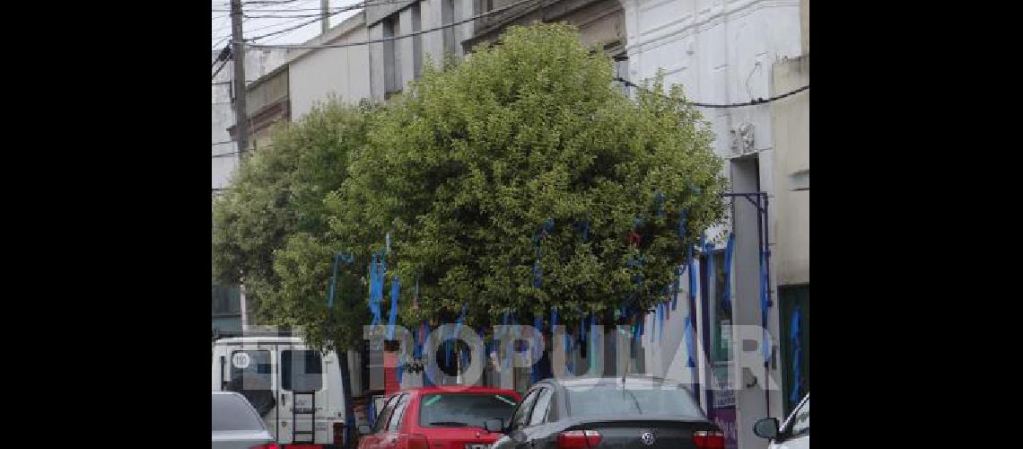 En pleno centro de La Madrid se colocaron cintas azules por el DÃ­a Mundial del Autismo 