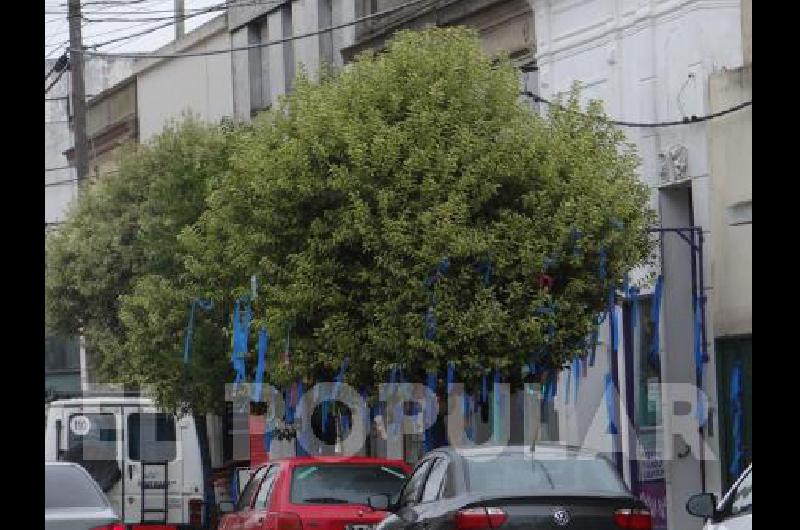 En pleno centro de La Madrid se colocaron cintas azules por el DÃ­a Mundial del Autismo 