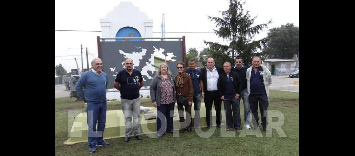 En la plazoleta de La Madrid se colocÃ³ una ofrenda floral y una plaqueta homenajeando a los hÃ©roes de Malvinas 